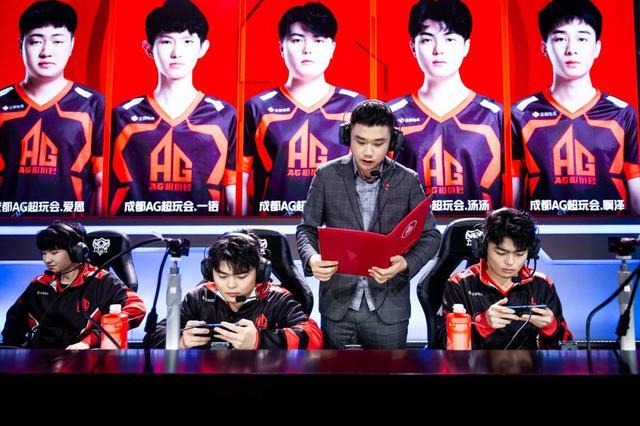 JD Gaming 和 Oh My God 在五场比赛中奋战并赢得了比赛，以 2-0 的战绩晋级淘汰赛阶段。