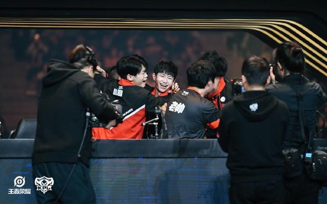 猪狗同生共死！LPL史上首次EDG、RNG两队全年未进季后赛
