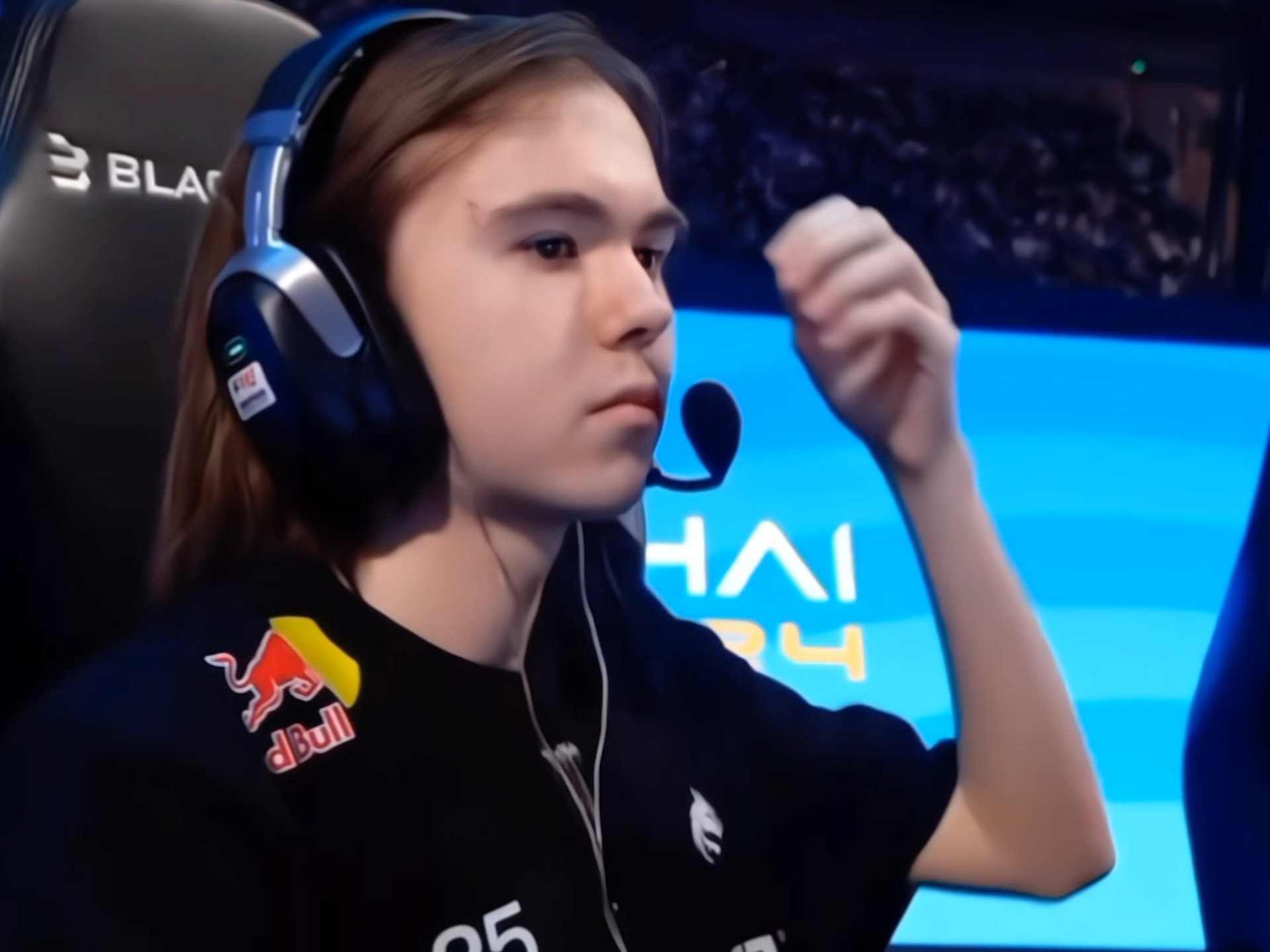 Doinb ：教练不要晚上天天打那个B排位啊 去看看别的队伍的训练赛